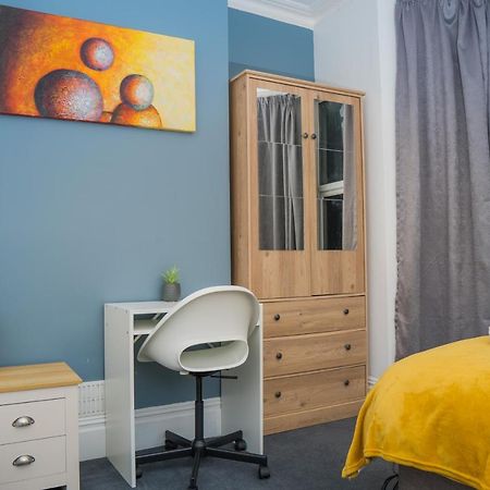 The Private Villa, Northampton Centre, 9 Beds, 5 Bedrooms, Sleeps 12 外观 照片