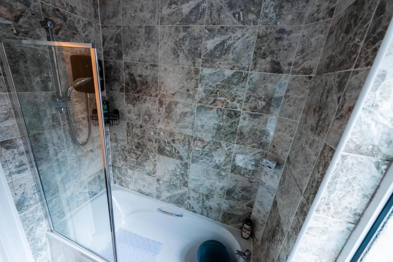 The Private Villa, Northampton Centre, 9 Beds, 5 Bedrooms, Sleeps 12 外观 照片