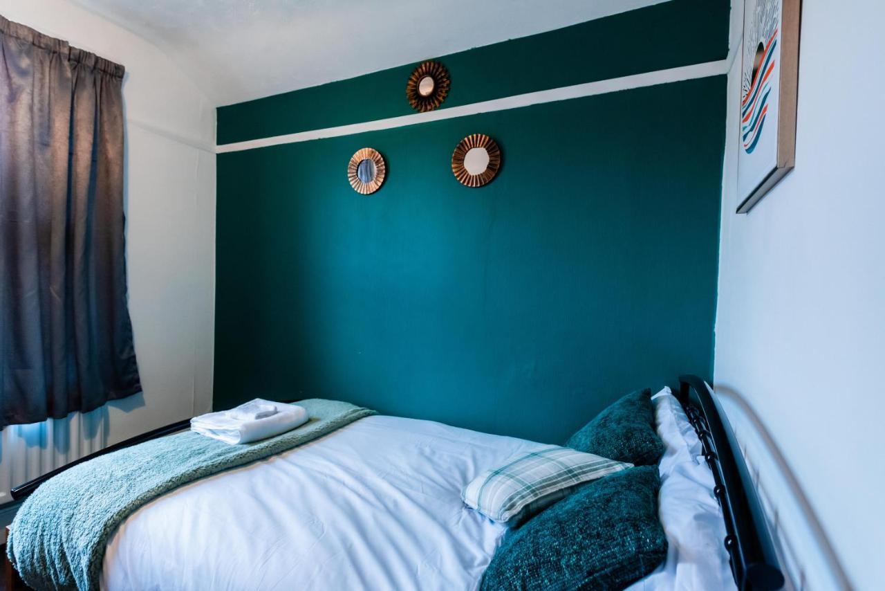 The Private Villa, Northampton Centre, 9 Beds, 5 Bedrooms, Sleeps 12 外观 照片