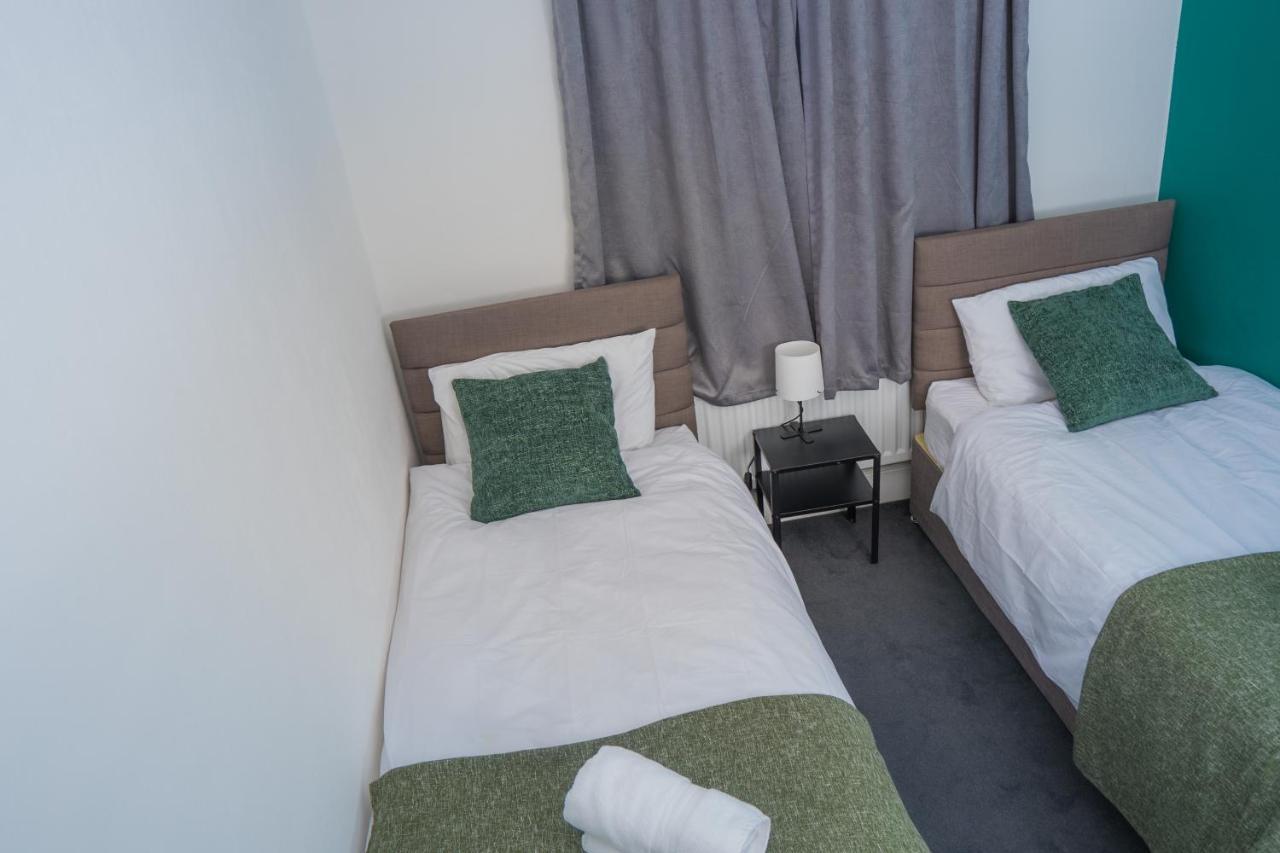 The Private Villa, Northampton Centre, 9 Beds, 5 Bedrooms, Sleeps 12 外观 照片