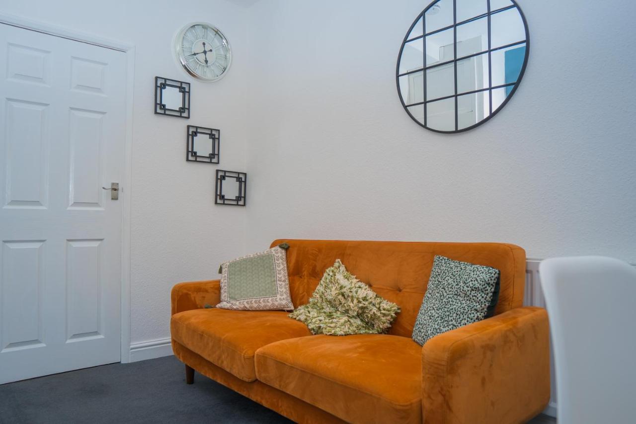 The Private Villa, Northampton Centre, 9 Beds, 5 Bedrooms, Sleeps 12 外观 照片