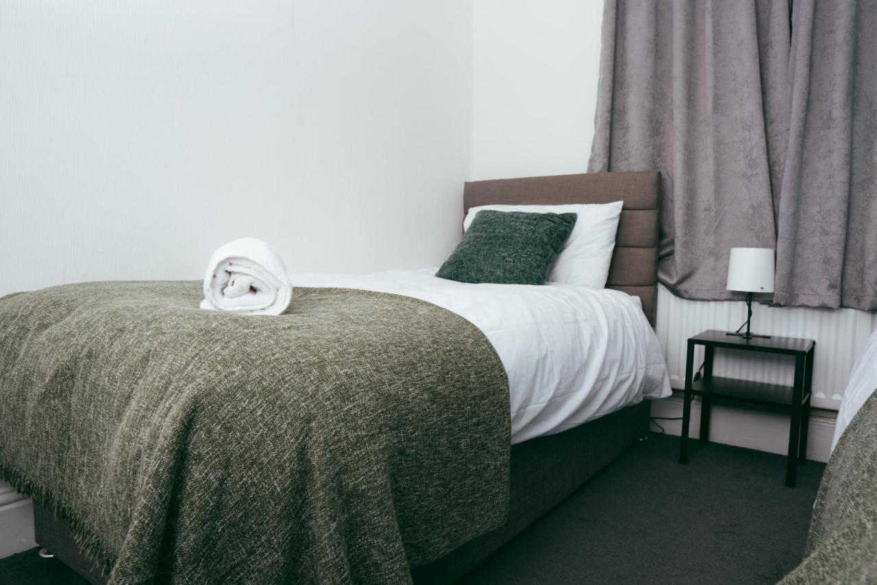 The Private Villa, Northampton Centre, 9 Beds, 5 Bedrooms, Sleeps 12 外观 照片
