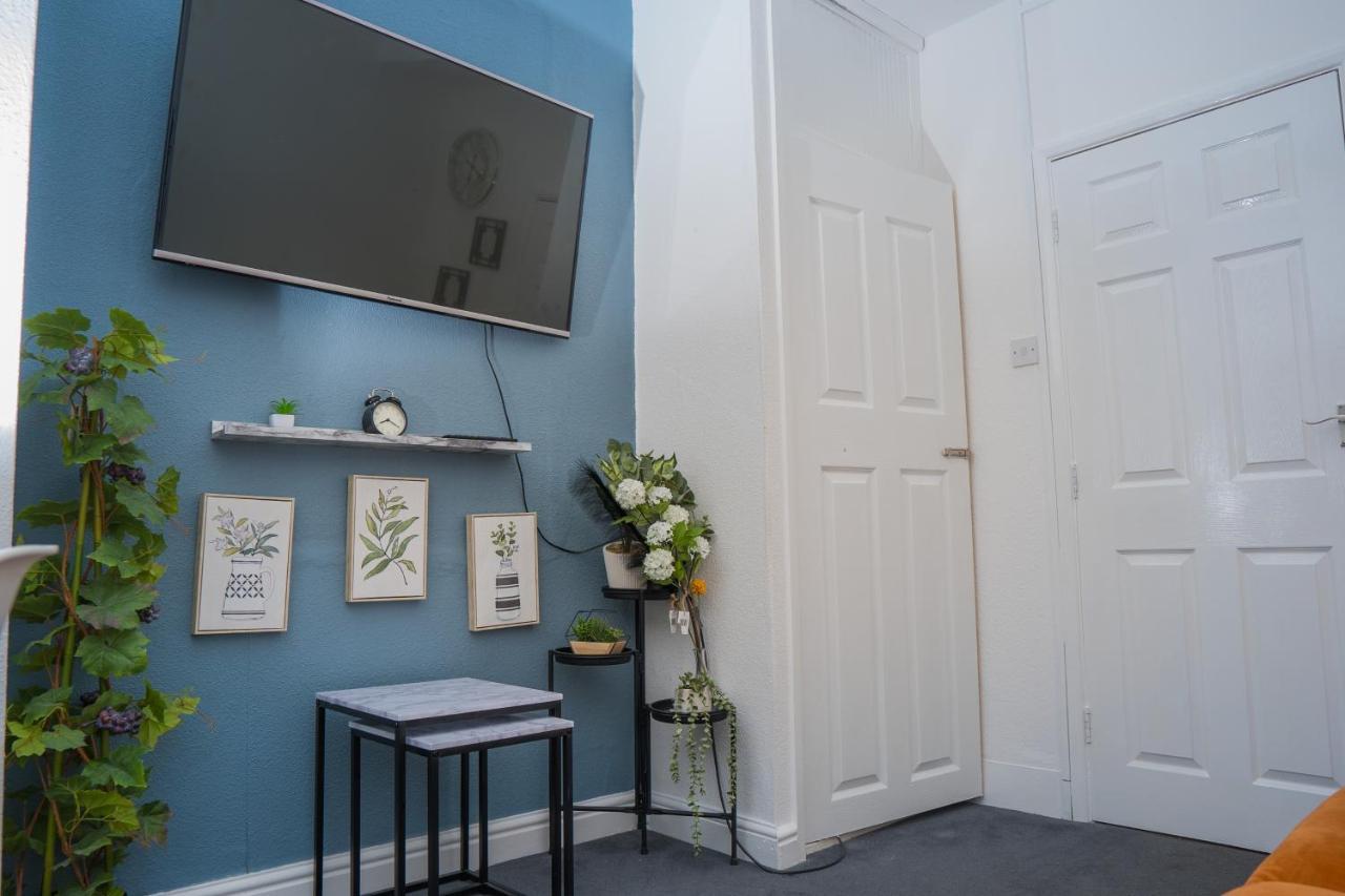 The Private Villa, Northampton Centre, 9 Beds, 5 Bedrooms, Sleeps 12 外观 照片