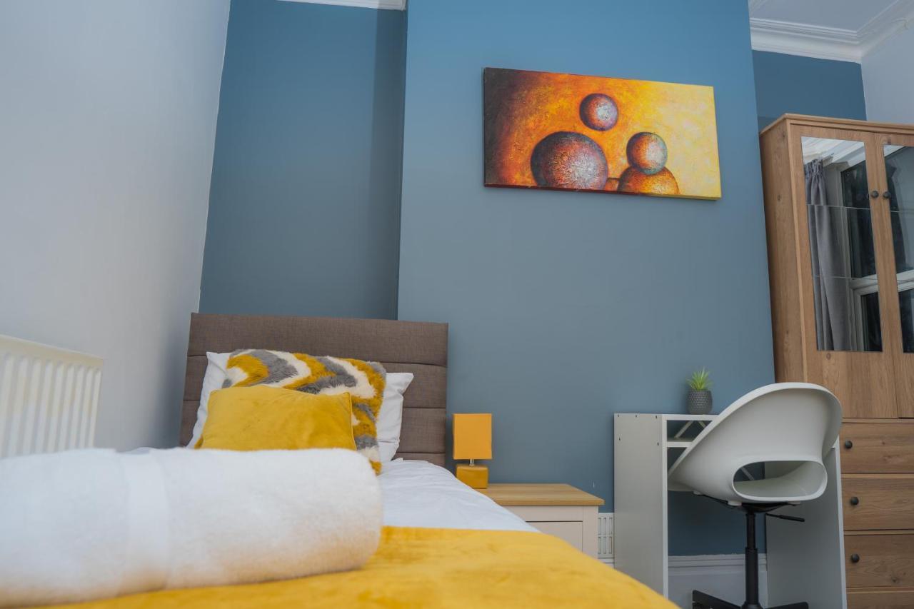 The Private Villa, Northampton Centre, 9 Beds, 5 Bedrooms, Sleeps 12 外观 照片