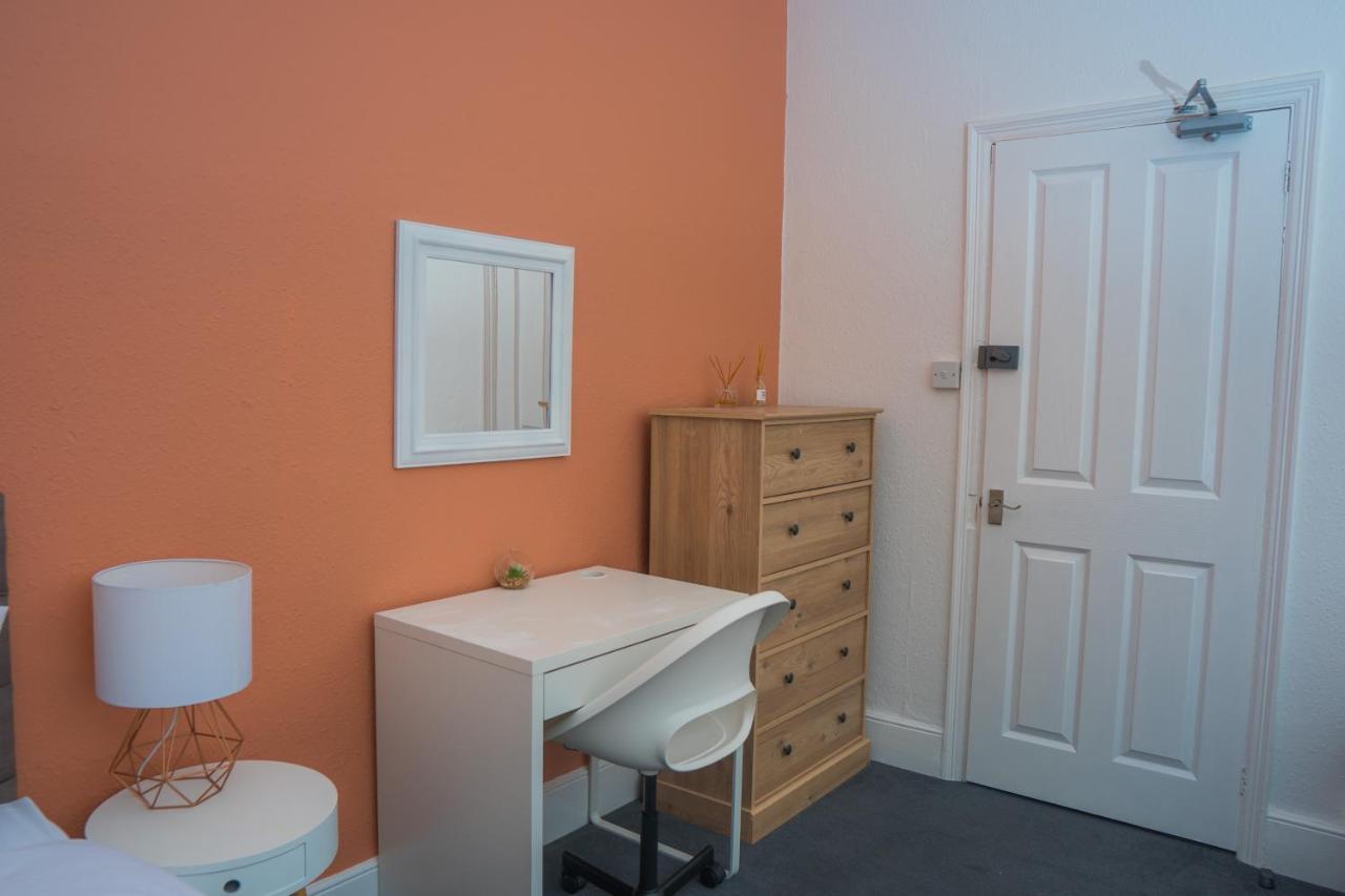 The Private Villa, Northampton Centre, 9 Beds, 5 Bedrooms, Sleeps 12 外观 照片