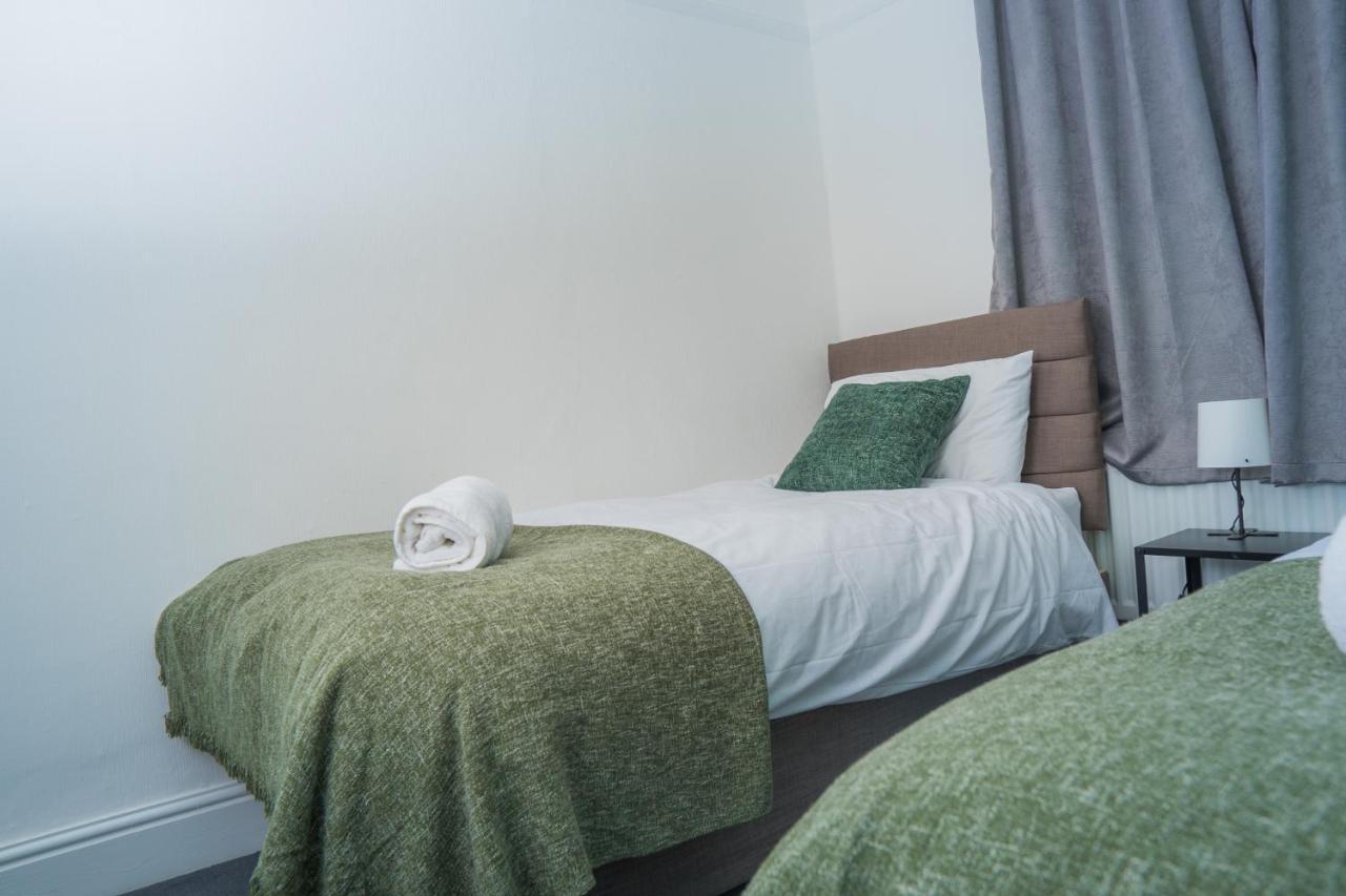 The Private Villa, Northampton Centre, 9 Beds, 5 Bedrooms, Sleeps 12 外观 照片