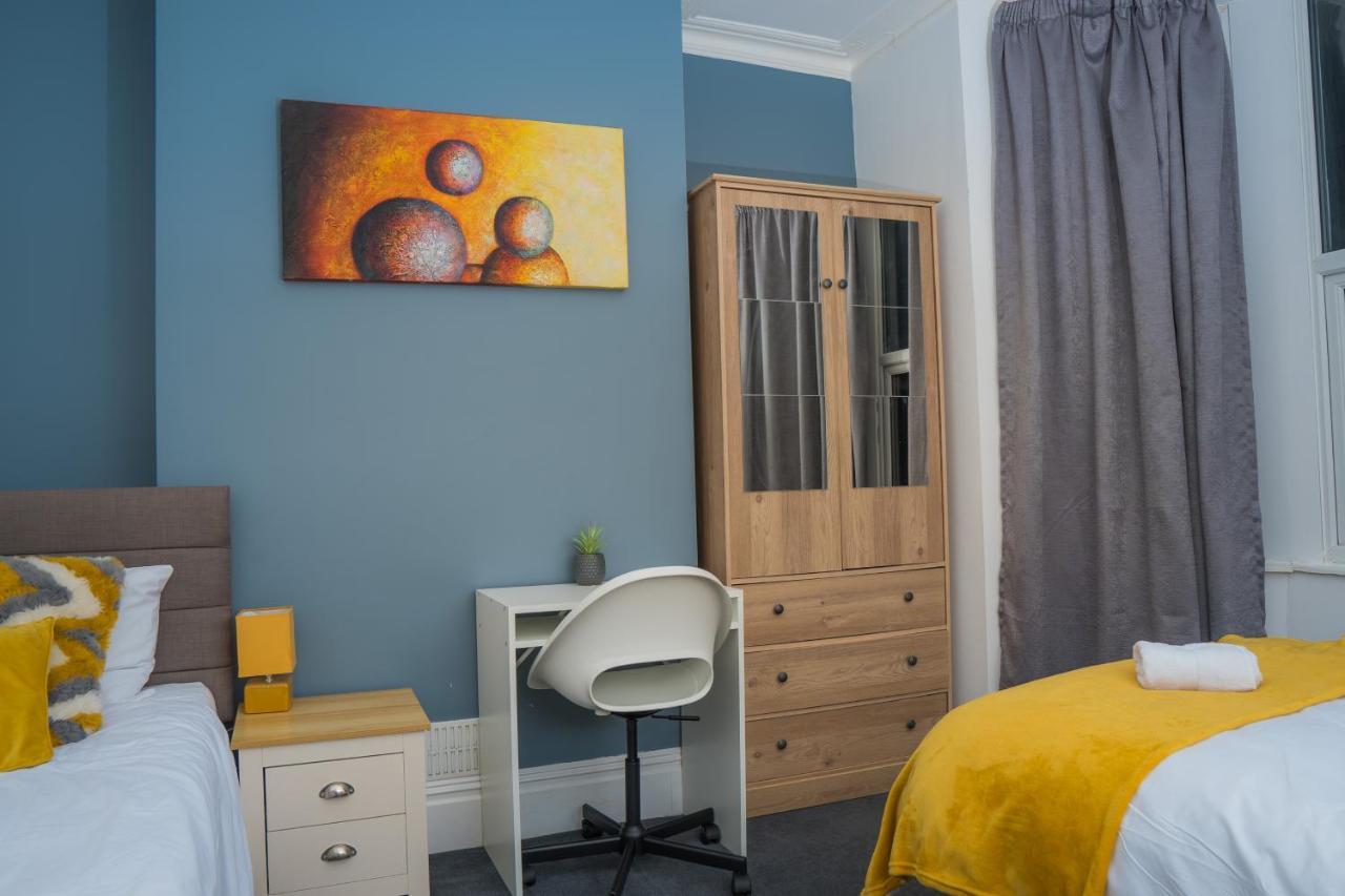 The Private Villa, Northampton Centre, 9 Beds, 5 Bedrooms, Sleeps 12 外观 照片