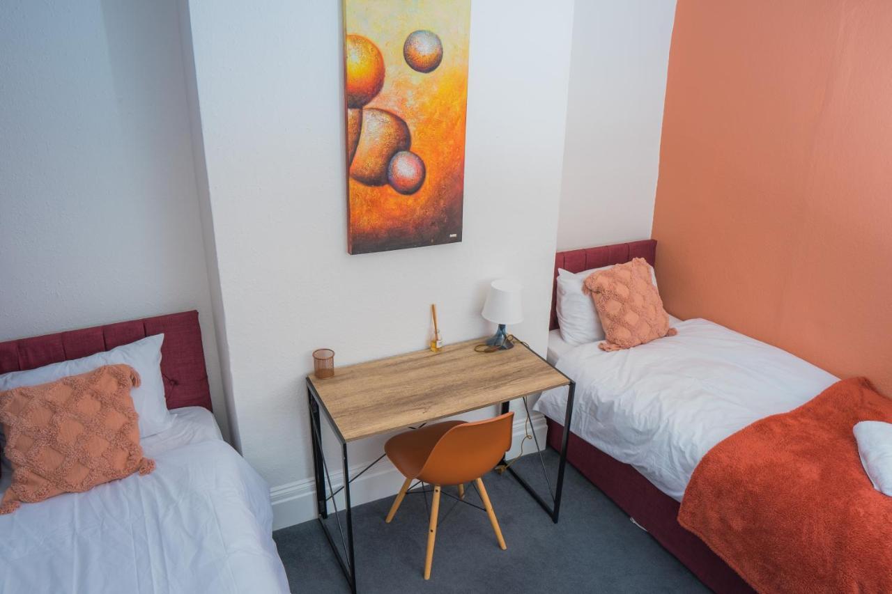 The Private Villa, Northampton Centre, 9 Beds, 5 Bedrooms, Sleeps 12 外观 照片