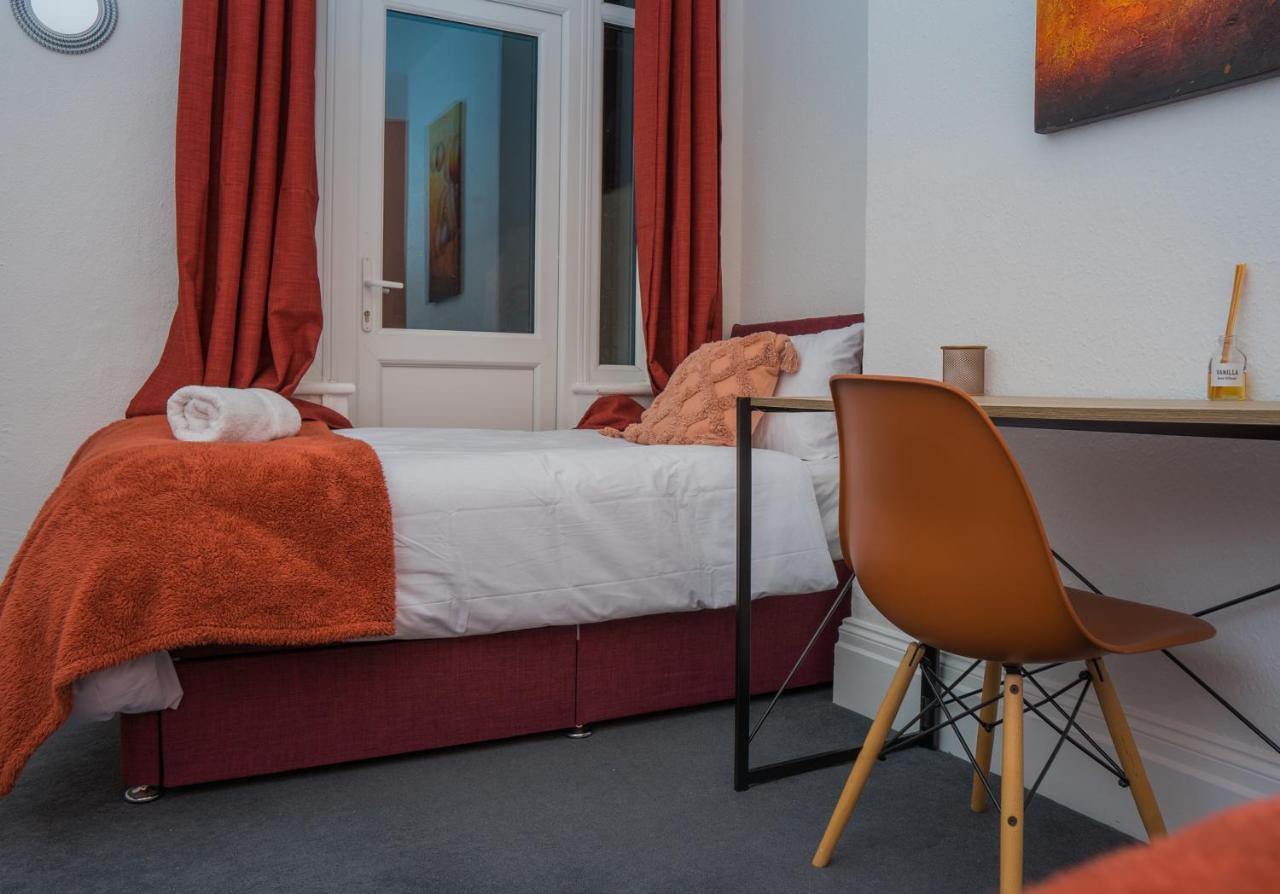 The Private Villa, Northampton Centre, 9 Beds, 5 Bedrooms, Sleeps 12 外观 照片