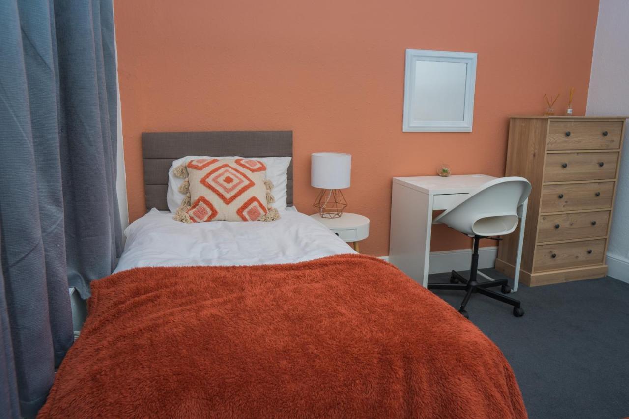 The Private Villa, Northampton Centre, 9 Beds, 5 Bedrooms, Sleeps 12 外观 照片