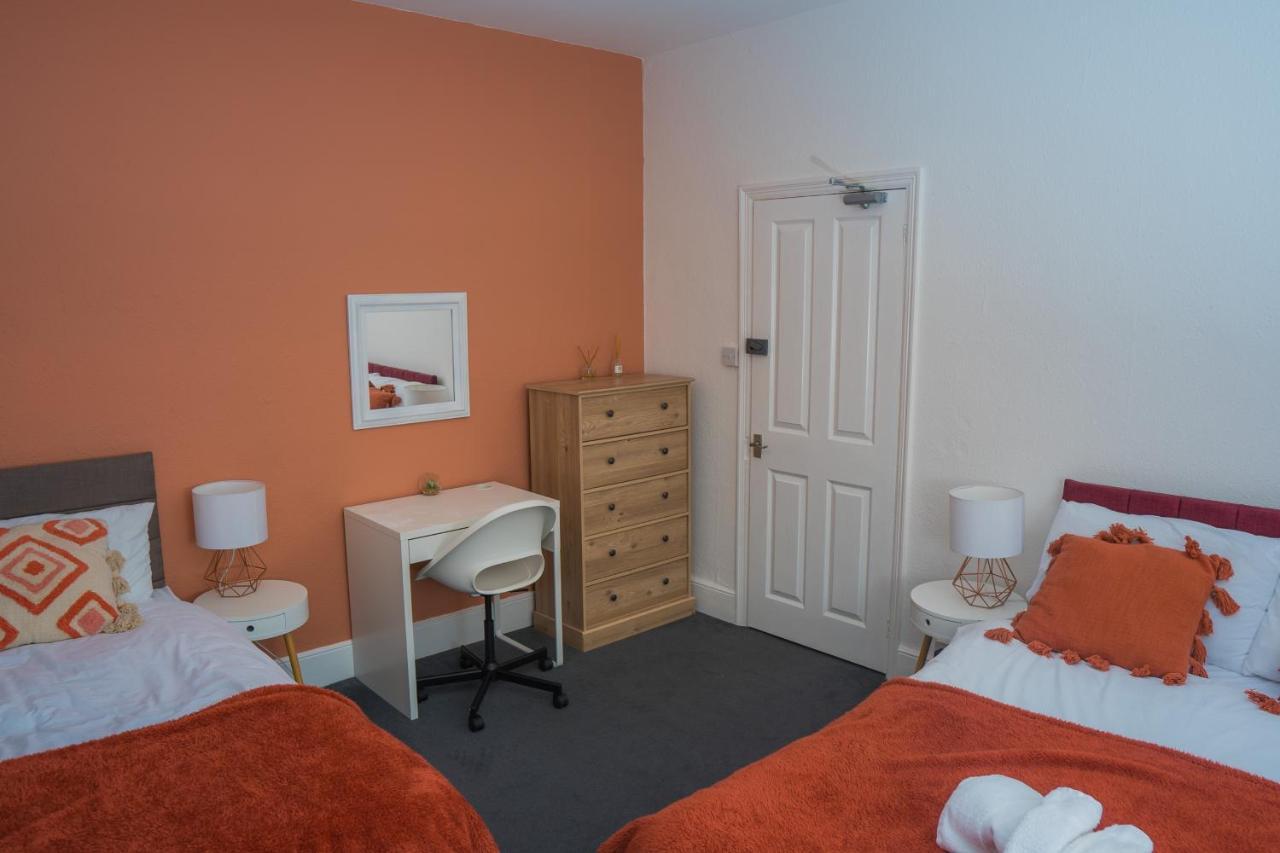 The Private Villa, Northampton Centre, 9 Beds, 5 Bedrooms, Sleeps 12 外观 照片